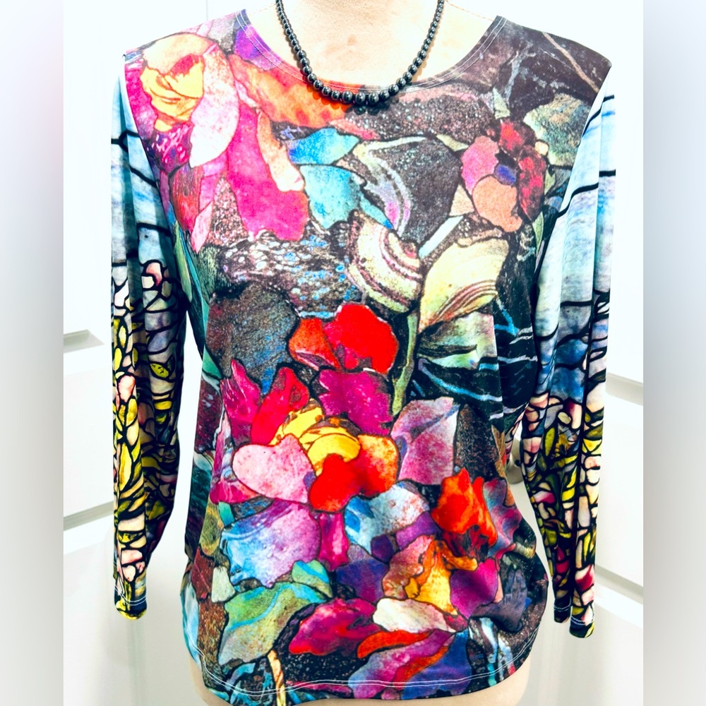Y2K artsy print top, size Large.